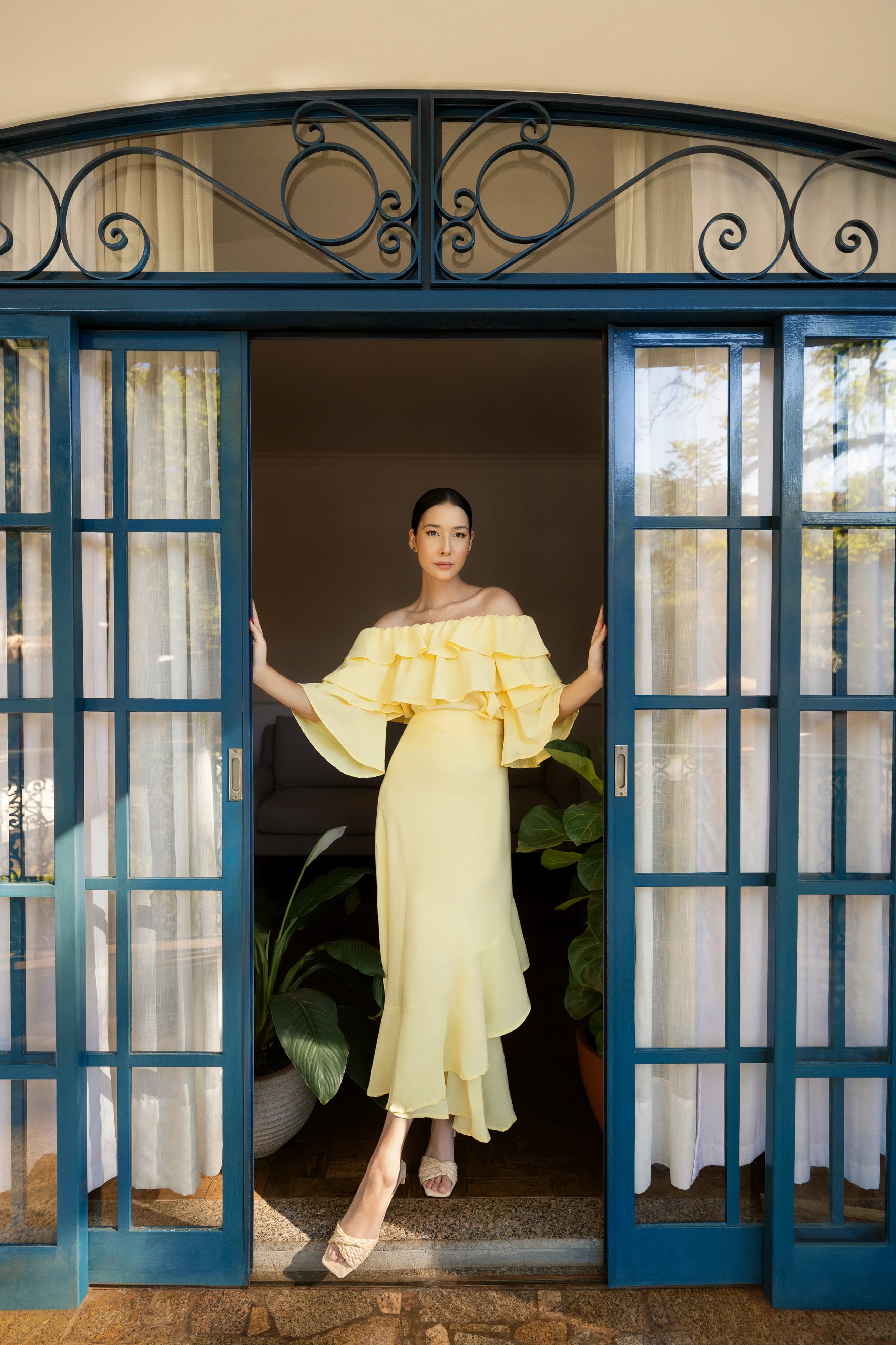 Vestido Fabuloso amarelo, corpo inteiro
